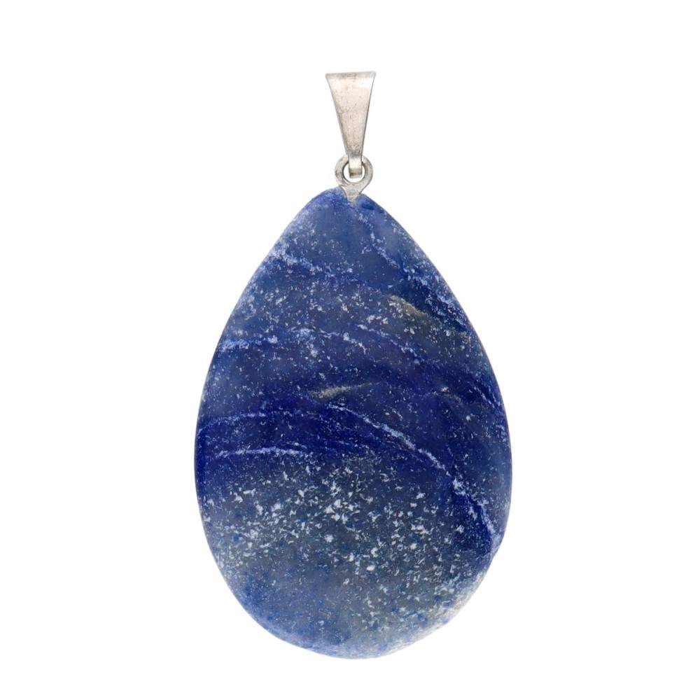 Pandantiv din cuarț albastru șlefuit în formă de picătură, cu nuanțe și particularități diferite pentru fiecare piesă. Proveniență: Brazilia.